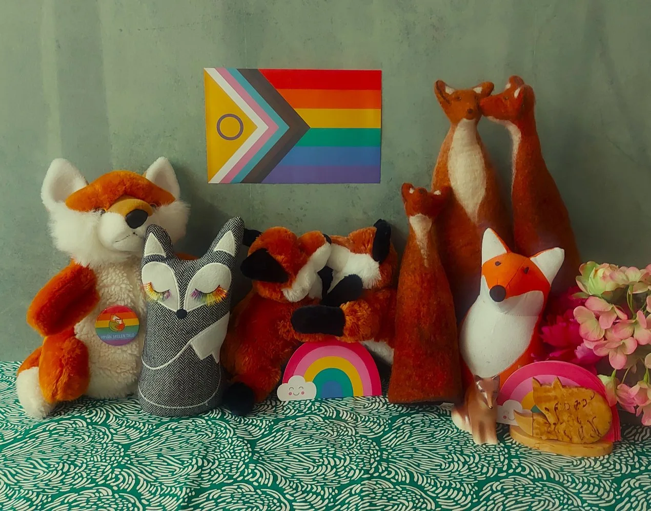 Pehmoleluja ja pride-lippu, kuvituskuva.